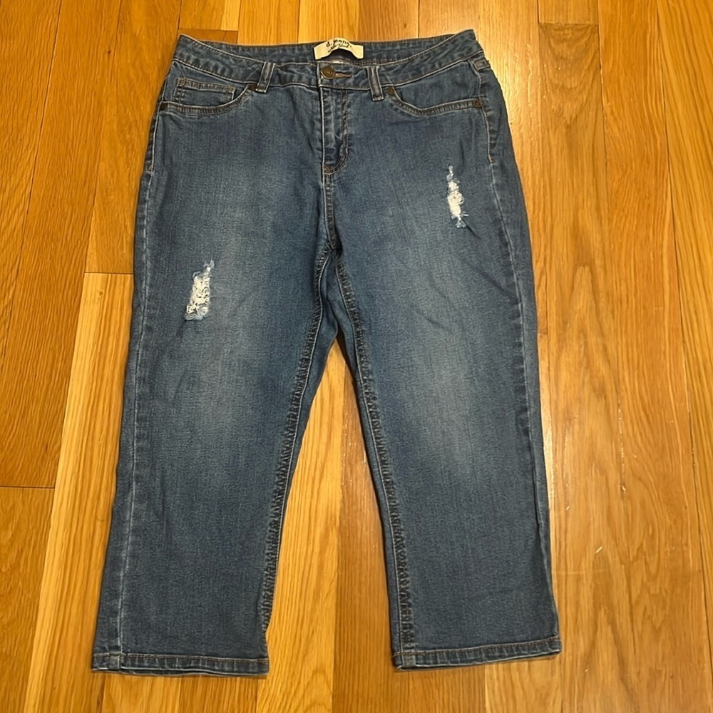 d.jeans women’s distressed capri jeans  size 8 .